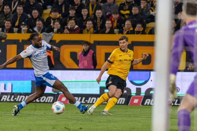 04 04 2026, Germany, Soccer, Dynamo Dresden vs Hertha BSC, Matchday 28, Season 2025 2026, Rudolf Harbig Stadion Rossipal Alexander Dynamo Dresden, 19 , Zeefuik Deyovaisio Hertha BSC, 42 Copyright: xMichellexLukax