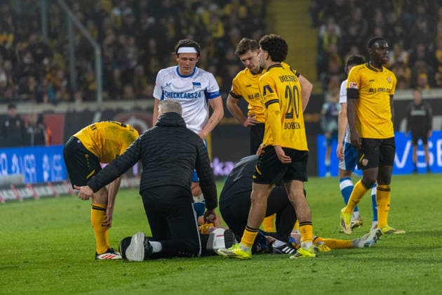 04 04 2026, Germany, Soccer, Dynamo Dresden vs Hertha BSC, 28 Matchday, Season 2025 2026, Rudolf Harbig Stadion Wagner Robert Dynamo Dresden, 18 injured on the ground Copyright: xMichellexLukax