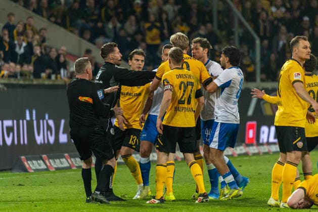 04 04 2026, Germany, Soccer, Dynamo Dresden vs Hertha BSC, Matchday 28, Season 2025 2026, Rudolf Harbig Stadion Dispute between Dynamo Dresden and Hertha BSC, Pauli Julian Dynamo Dresden, 13 , Hauptmann Niklas Dynamo Dresden, 27 , Gechter Linus Hertha BSC, 44 , Sessa Kevin Hertha BSC, 8 Copyright: xMichellexLukax