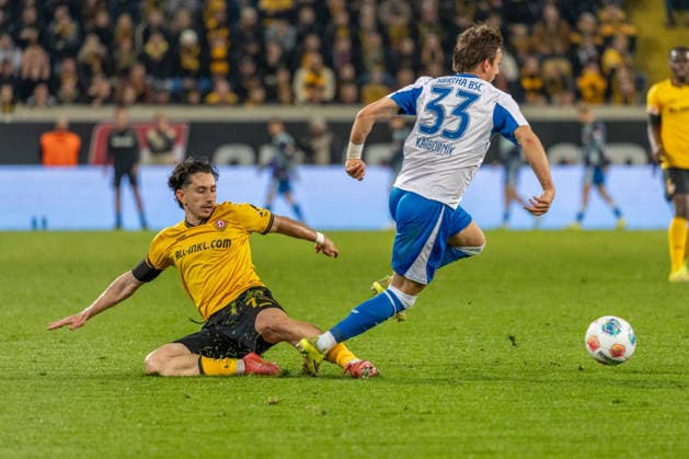 04 04 2026, Germany, Soccer, Dynamo Dresden vs Hertha BSC, Matchday 28, Season 2025 2026, Rudolf Harbig Stadion Ceka Jason Dynamo Dresden, 7 in duel against Karbownik Michal Hertha BSC, 33 Copyright: xMichellexLukax