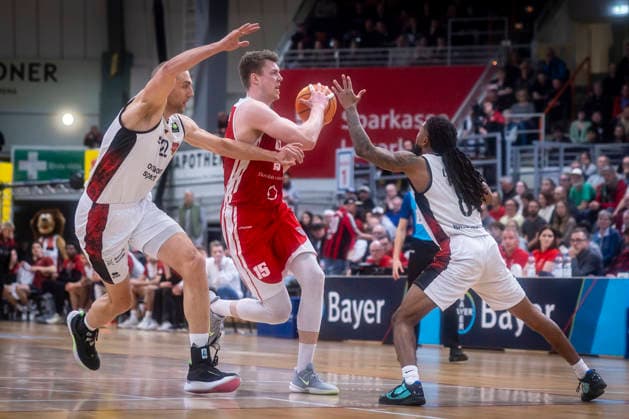 Barmer 2 Basketball Bundesliga ProA Bayer Giants Leverkusen vs RheinStars Koeln, 04 04 26 Leverkusen, 04 04 26 Dennis Heinzmann Bayer Giants Leverkusen, 22 , Kobe Langley Bayer Giants Leverkusen, 8 and Björn Rohwer RheinStars Cologne, 15 during the game of the Barmer 2 Basketball Bundesliga ProA Bayer Giants Leverkusen vs RheinStars Koeln at the Ostermann Arena in Leverkusen Copyright: xBEAUTIFULxSPORTS LeahxKohringx