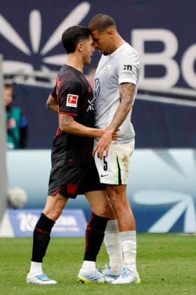 Sport Bilder des Tages #2 Leverkusen, Deutschland, Germany 1. Fussball Bundesliga, Saison 2025 2026 28. Spieltag, Matchday 28 Bayer 04 Leverkusen : VFL Wolfsburg 6-3 04. 04. 2026 in der Bay-Arena in Leverkusen Exequiel PALACIOS (LEV) li.- und Vinicius de SOUZA COSTA (WOB) re.- Photo: Norbert Schmidt, Duesseldorf *** Leverkusen, Germany, Germany 1 Soccer Bundesliga, Season 2025 2026 28 Matchday 28 Bayer 04 Leverkusen VFL Wolfsburg 6 3 04 04 2026 at the Bay Arena in Leverkusen Exequiel PALACIOS LEV left and Vinicius de SOUZA COSTA WOB right Photo Norbert Schmidt, Duesseldorf