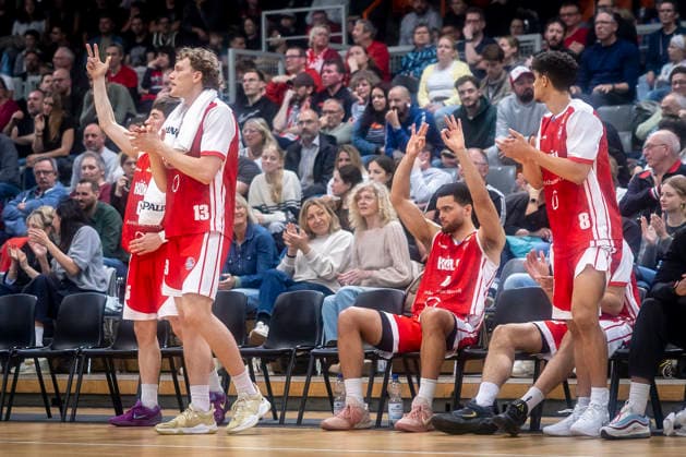 Barmer 2 Basketball Bundesliga ProA Bayer Giants Leverkusen vs. RheinStars Koeln, 04 04 26 Leverkusen, 04 04 26 Jasper Günther RheinStars Cologne, 6 , Adam Paige RheinStars Cologne and Zachary Richard Watson RheinStars Cologne, 4 cheer during the Barmer 2 Basketball Bundesliga ProA Bayer Giants Leverkusen vs. RheinStars Koeln game at the Ostermann Arena in Leverkusen Copyright: xBEAUTIFULxSPORTS LeahxKohringx