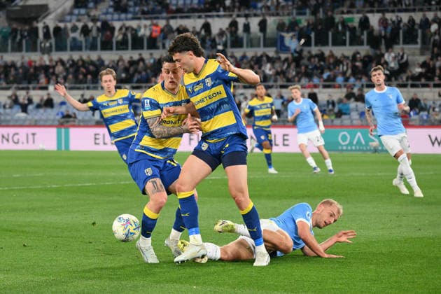 CALCIO - Serie A - SS Lazio vs Parma Calcio Gustav Isaksen of SS Lazio under pressure from Emanuele Valeri of Parma during the match of 31th day of the Serie A Championship between S.S.Lazio and Parma at the Olimpico Stadium on Apr 4, 2026 in Rome, Italy. during SS Lazio vs Parma Calcio, Italian soccer Serie A match in Rome, Italy, April 04 2026 Rome Italy  Copyright: xIPAxSport ABACAx