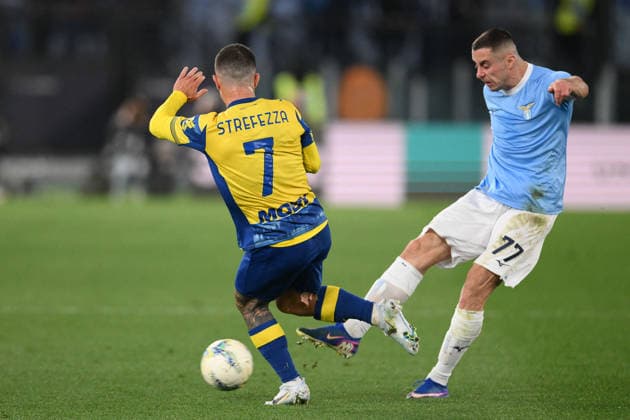 CALCIO - Serie A - SS Lazio vs Parma Calcio Adam Marusic of SS Lazio under pressure from Gabriel Strefezza of Parma during the match of 31th day of the Serie A Championship between S.S.Lazio and Parma at the Olimpico Stadium on Apr 4, 2026 in Rome, Italy. during SS Lazio vs Parma Calcio, Italian soccer Serie A match in Rome, Italy, April 04 2026 Rome Italy  Copyright: xIPAxSport ABACAx