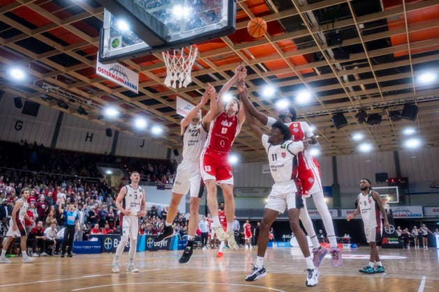 Barmer 2 Basketball Bundesliga ProA Bayer Giants Leverkusen vs RheinStars Koeln, 04 04 26 Leverkusen, 04 04 26 Fight for the ball Dennis Heinzmann Bayer Giants Leverkusen, 22 , Ricardo Lynch Bayer Giants Leverkusen, 11 , Adam Paige RheinStars Cologne, 13 and Kenny Andre Baptiste RheinStars Cologne, 39 during the game of the Barmer 2 Basketball Bundesliga ProA Bayer Giants Leverkusen vs RheinStars Koeln at the Ostermann Arena in Leverkusen Copyright: xBEAUTIFULxSPORTS LeahxKohringx