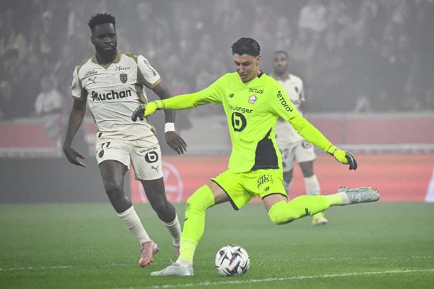 FOOTBALL : Lille OSC vs RC Lens - Ligue 1 - JournÃ e 28 - 04 04 2026 Berke Ozer (Lille OSC) Odsonne Edouard (RC Lens) LilleFrance  Copyright: xBaptistexAutissierx