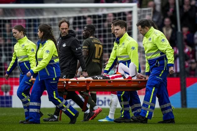 Sport Bilder des Tages #2 EINDHOVEN - Jerdy Schouten of PSV Eindhoven lies on the ground with an injury during the Dutch Eredivisie match between PSV and FC Utrecht at the Philips Stadium on April 4, 2026, in Eindhoven, the Netherlands. TOBIAS KLEUVER ANP Eredivisie 2025-2026 xVIxANPxSportx xxANPxIVx 555058014 originalFilename: 555058014.jpg