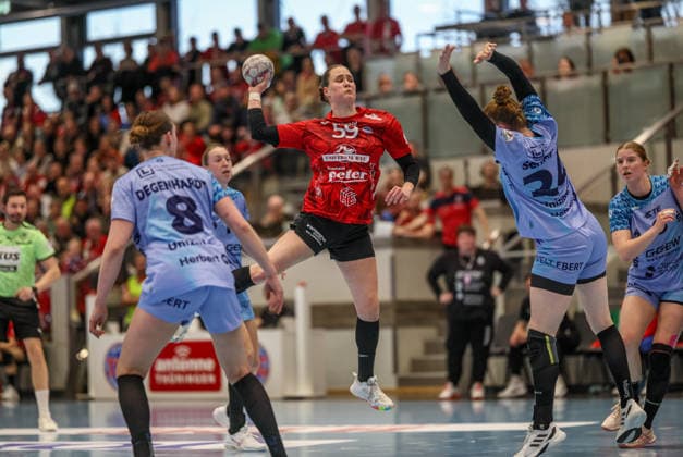 GER, Bad Langensalza, Thüringer HC vs HSG Bensheim Auerbach Flames, Alsco Handball Bundesliga Frauen, Handball, DHB, Season 2025 2026, Weststadthalle Bensheim, 22 Matchday in picture f l Csenge Kuczora Thüringer HC Women 57 , Meike Schmelzer HSG Bensheim Auerbach Flames Women 24 DFB DFL REGULATIONS PROHIBIT ANY USE OF PHOTOGRAPHS AS IMAGE SEQUENCES AND OR QUASI VIDEO, 04 04 2026 Copyright: HMBxMedia HendrikxHamelau