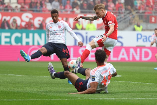 04 04 2026, xrekx, Fußball 2 Bundesliga, 1 FC Kaiserslautern Fortuna Düsseldorf v l Sima Suso Fortuna Duesseldorf Norman Bassette 1 FC Kaiserslautern Elias Egouli Fortuna Duesseldorf Zweikampf, Aktion, action, battle for the ball DFL DFB REGULATIONS PROHIBIT ANY USE OF PHOTOGRAPHS as IMAGE SEQUENCES and or QUASI VIDEO Kaiserslautern