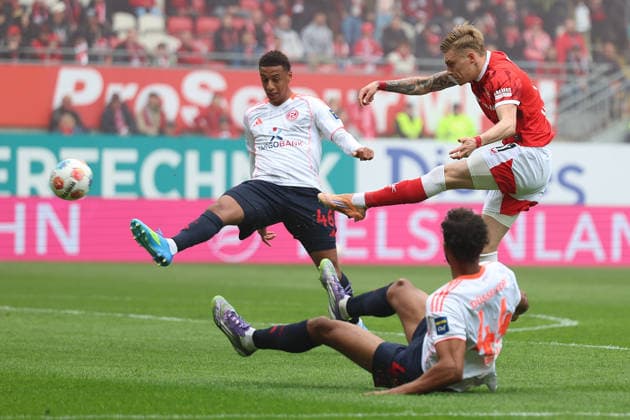 04 04 2026, xrekx, Fußball 2 Bundesliga, 1 FC Kaiserslautern Fortuna Düsseldorf v l Sima Suso Fortuna Duesseldorf Norman Bassette 1 FC Kaiserslautern Elias Egouli Fortuna Duesseldorf Zweikampf, Aktion, action, battle for the ball DFL DFB REGULATIONS PROHIBIT ANY USE OF PHOTOGRAPHS as IMAGE SEQUENCES and or QUASI VIDEO Kaiserslautern