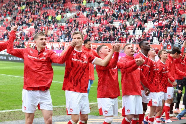 04 04 2026, xrekx, Fußball 2 Bundesliga, 1 FC Kaiserslautern Fortuna Düsseldorf v l Spielende FCK team thanks the fans, the player thanks the fans for their support Paul Joly 1 FC Kaiserslautern Fabian Kunze 1 FC Kaiserslautern Marlon Ritter 1 FC Kaiserslautern Luca Sirch 1 FC Kaiserslautern Maxwell Gyamfi 1 FC Kaiserslautern DFL DFB REGULATIONS PROHIBIT ANY USE OF PHOTOGRAPHS as IMAGE SEQUENCES and or QUASI VIDEO Kaiserslautern