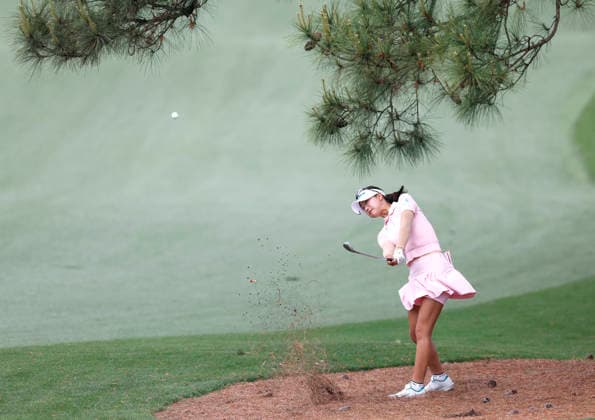 Sport Bilder des Tages #2 Soomin Oh of Korea hits a shot from the pine straw to the 7th green in the final round of the Augusta National Women s Amateur at Augusta National Golf Club on Saturday, April 4, 2026 in Augusta, Georgia. Maria Jose Marin of Colombia won the Augusta National Women s Amateur with a score of 14 under par.  AUG20260404111 JOHNxANGELILLO