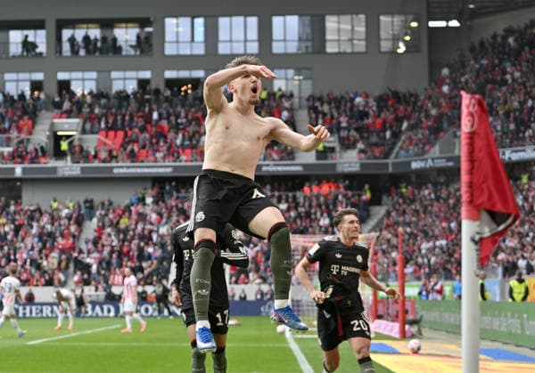 Sport Bilder des Tages #2 Jubel Lennart Karl (Bayern München) nach seinem Tor zum 2:3, ohne Trikot. Fussball 1. Bundesliga, 28.Spieltag, SC Freiburg - FC Bayern München 2:3, am 04.04.2026 in Freiburg Deutschland. DFL regulations prohibit any use of photographs as image sequences and or quasi-video Â *** Lennart Karl Bayern Munich cheers after his goal to 2 3, without shirt Football 1 Bundesliga, 28 Matchday, SC Freiburg FC Bayern Munich 2 3, on 04 04 2026 in Freiburg Germany DFL regulations prohibit any use of photographs as image sequences and or quasi video Â