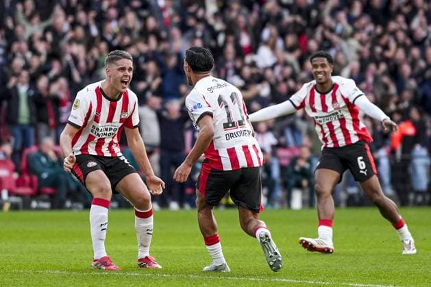 EINDHOVEN - (lr) Joey Veerman of PSV Eindhoven, Couhaib Driouech of PSV Eindhoven, and Ryan Flamingo of PSV Eindhoven celebrate the 4-3 during the Dutch Eredivisie match between PSV and FC Utrecht at the Philips Stadium on April 4, 2026, in Eindhoven, the Netherlands. TOBIAS KLEUVER ANP Eredivisie 2025-2026 xVIxANPxSportx xxANPxIVx 555061574 originalFilename: 555061574.jpg