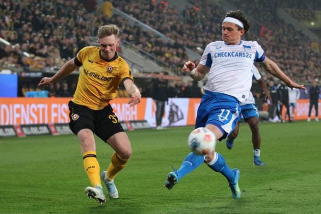 04 04 2026 Soccer Men 2025 2026 2 Bundesliga 28 Matchday SG Dynamo Dresden Hertha BSC Rudolf Harbig Stadion Dresden Jonas Sterner Dresden, 32, yellow with a cross Fabian Reese Berlin, 11, white is late Dresden Saxony Germany