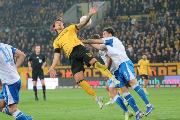 04 04 2026 Soccer Men 2025 2026 2 Bundesliga 28 Matchday SG Dynamo Dresden Hertha BSC Rudolf Harbig Stadion Dresden Julian Pauli Dresden, 13, yellow is prevented from properly executing a header by Dawid Kownacki Berlin, 9, white Dresden Saxony Germany
