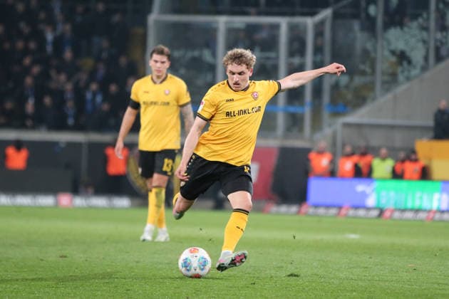04 04 2026 Soccer Men 2025 2026 2 Bundesliga 28 Matchday SG Dynamo Dresden Hertha BSC Rudolf Harbig Stadion Dresden Luca Herrmann Dresden, 8, yellow at goal Dresden Saxony Germany