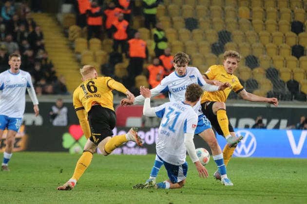 04 04 2026 Soccer Men 2025 2026 2 Bundesliga 28 Matchday SG Dynamo Dresden Hertha BSC Rudolf Harbig Stadion Dresden Kennet Eichhorn Berlin, 23, white in duel with Luca Herrmann Dresden, 8, yellow Dresden Saxony Germany