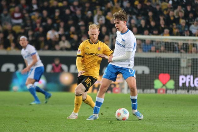 04 04 2026 Soccer Men 2025 2026 2 Bundesliga 28 Matchday SG Dynamo Dresden Hertha BSC Rudolf Harbig Stadion Dresden Nils Fröling Dresden, 16, yellow in duel with Kennet Eichhorn Berlin, 23, white Dresden Saxony Germany