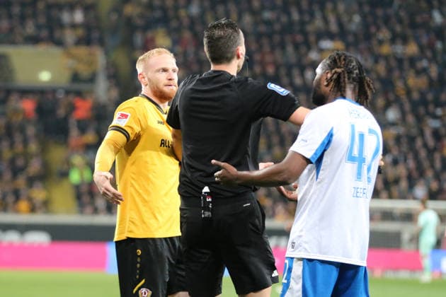 04 04 2026 Soccer Men 2025 2026 2 Bundesliga 28 Matchday SG Dynamo Dresden Hertha BSC Rudolf Harbig Stadion Dresden Nils Fröling Dresden, 16, yellow in dispute with Deyovaisio Zeefuik Berlin, 42, white Sven Jablonski Referee intervenes Dresden Saxony Germany