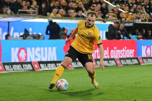 04 04 2026 Soccer Men 2025 2026 2 Bundesliga 28 Matchday SG Dynamo Dresden Hertha BSC Rudolf Harbig Stadion Dresden Jakob Lemmer Dresden, 10, yellow on the ball Dresden Saxony Germany