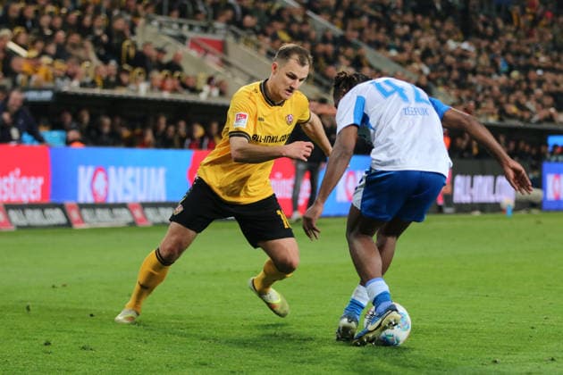 04 04 2026 Soccer Men 2025 2026 2 Bundesliga 28 Matchday SG Dynamo Dresden Hertha BSC Rudolf Harbig Stadion Dresden Jakob Lemmer Dresden, 10, yellow passes Deyovaisio Zeefuik Berlin, 42, white Dresden Saxony Germany