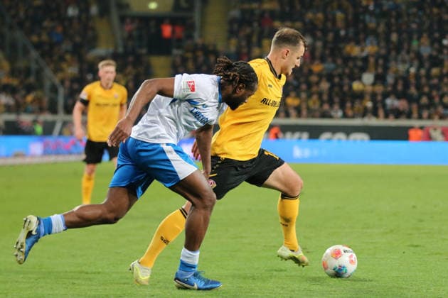 04 04 2026 Soccer Men 2025 2026 2 Bundesliga 28 Matchday SG Dynamo Dresden Hertha BSC Rudolf Harbig Stadion Dresden Jakob Lemmer Dresden, 10, yellow passes Deyovaisio Zeefuik Berlin, 42, white Dresden Saxony Germany