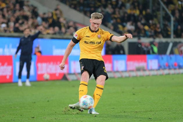 04 04 2026 Soccer Men 2025 2026 2 Bundesliga 28 Matchday SG Dynamo Dresden Hertha BSC Rudolf Harbig Stadion Dresden Jonas Sterner Dresden, 32, yellow strikes a cross Dresden Saxony Germany
