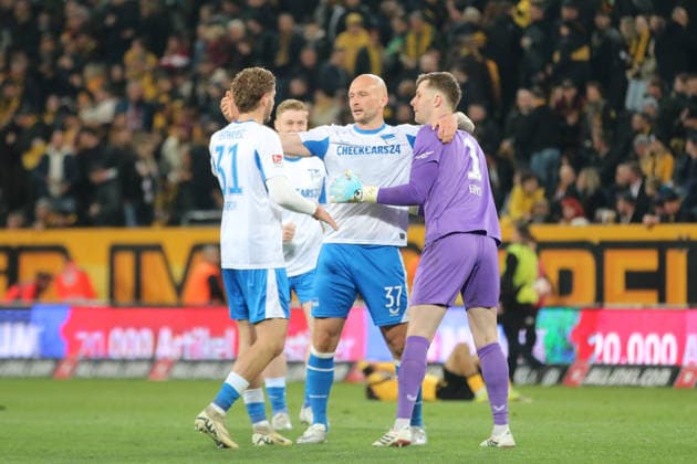 04 04 2026 Soccer Men 2025 2026 2 Bundesliga 28 Matchday SG Dynamo Dresden Hertha BSC Rudolf Harbig Stadion Dresden Toni Leistner Berlin, 37, white celebrates with Tjark Ernst Berlin, 1, purple and Marton Dardai Berlin, 31, white after the match Dresden Saxony Germany