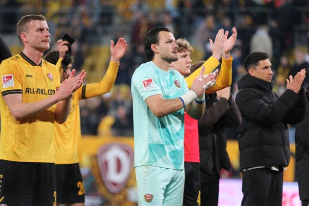 04 04 2026 Soccer Men 2025 2026 2 Bundesliga 28 Matchday SG Dynamo Dresden Hertha BSC Rudolf Harbig Stadion Dresden Tim Schreiber Dresden, 1, green in front of the K Block after the match Dresden Saxony Germany
