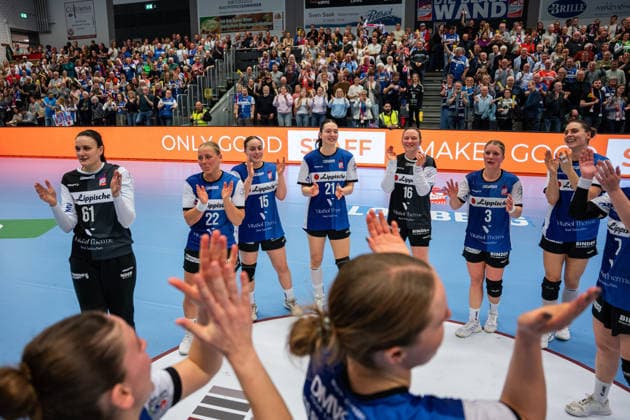 HSG Blomberg Lippe GER vs Borussia Dortmund GER , Handball, 1 Handball Bundesliga Women, 22 Matchday, 4 4 2026, Season 2025 2026, Blomberg The players of HSG Blomberg Lippe GER cheer after the victory against Borussia Dortmund GER with 33 31 v l Nicole Roth HSG Blomberg Lippe, 61 , Judith Tietjen HSG Blomberg Lippe, 22 , Carolin Jaron HSG Blomberg Lippe, 15 , Nuria Bucher HSG Blomberg Lippe, 21 , Melanie Veith HSG Blomberg Lippe, 16 , Laura Rueffieux HSG Blomberg Lippe, 03 , Andrea Jacobsen HSG Blomberg Lippe, 04 Blomberg Sporthalle an der Ulmenallee Germany