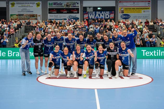 HSG Blomberg Lippe GER vs Borussia Dortmund GER , Handball, 1 Handball Bundesliga Women, 22 Matchday, 4 4 2026, Season 2025 2026, Blomberg The players of HSG Blomberg Lippe GER cheer after the victory against Borussia Dortmund GER with 33 31 Blomberg Sporthalle an der Ulmenallee Germany