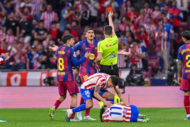 Sport Bilder des Tages #2 April 5, 2026, Madrid, Madrid, Spain: MATEO BUSQUETS (ESP), referee of the match shows a red card, although VAR later overturns the decision GERARD MARTIN of FC Barcelona, Barca during the match between ATLETICO DE MADRID vs. FC BARCELONA,on the 30th matchday of the 2025Ã¢â‚¬26 Spanish First Division, played at the Riyadh Air Metropolitano, Madrid, Spain. Madrid Spain - ZUMAc312 20260405_zsp_c312_098 Copyright: xOscarxManuelxSanchezx