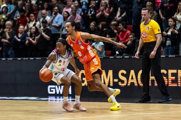 GER, easy Credit Basketball Bundesliga, Niners Chemnitz Telekom Baskets Bonn 04 04 2026, Messe, Chemnitz, GER, easy Credit Basketball Bundesliga, Niners Chemnitz Telekom Baskets Bonn Jalen Finch Telekom Baskets Bonn, 0 , Kevin Yebo Niners Chemnitz, 0 Photo Alexander Trienitz Chemnitz Messe Sachsen Germany