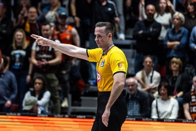 GER, easy Credit Basketball Bundesliga, Niners Chemnitz Telekom Baskets Bonn 04 04 2026, Messe, Chemnitz, GER, easy Credit Basketball Bundesliga, Niners Chemnitz Telekom Baskets Bonn Tobias Kazda, referee gives hand signal Photo Alexander Trienitz Chemnitz Messe Sachsen Germany