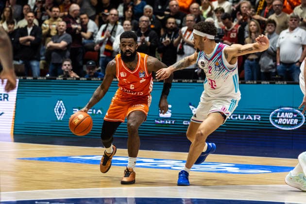 GER, easy Credit Basketball Bundesliga, Niners Chemnitz Telekom Baskets Bonn 04 04 2026, Messe, Chemnitz, GER, easy Credit Basketball Bundesliga, Niners Chemnitz Telekom Baskets Bonn Corey Davis Jr Niners Chemnitz, 5 , Alijah Comithier Telekom Baskets Bonn, 2 Photo Alexander Trienitz Chemnitz Messe Sachsen Germany
