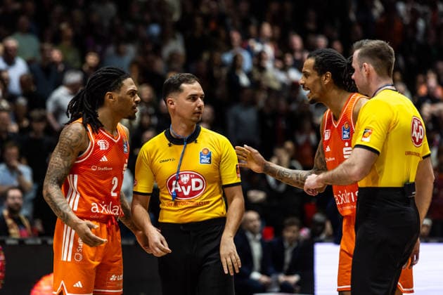 GER, easy Credit Basketball Bundesliga, Niners Chemnitz Telekom Baskets Bonn 04 04 2026, Messe, Chemnitz, GER, easy Credit Basketball Bundesliga, Niners Chemnitz Telekom Baskets Bonn Nike Sibande Niners Chemnitz, 2 , Nermin Hodzic, referee, Kevin Yebo Niners Chemnitz, 0 and Tobias Kazda, referee talk to each other Photo Alexander Trienitz Chemnitz Messe Sachsen Germany
