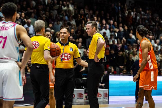 GER, easy Credit Basketball Bundesliga, Niners Chemnitz Telekom Baskets Bonn 04 04 2026, Messe, Chemnitz, GER, easy Credit Basketball Bundesliga, Niners Chemnitz Telekom Baskets Bonn Christof Madinger, Nermin Hodzic, and Tobias Kazda, referee Photo Alexander Trienitz Chemnitz Messe Sachsen Germany