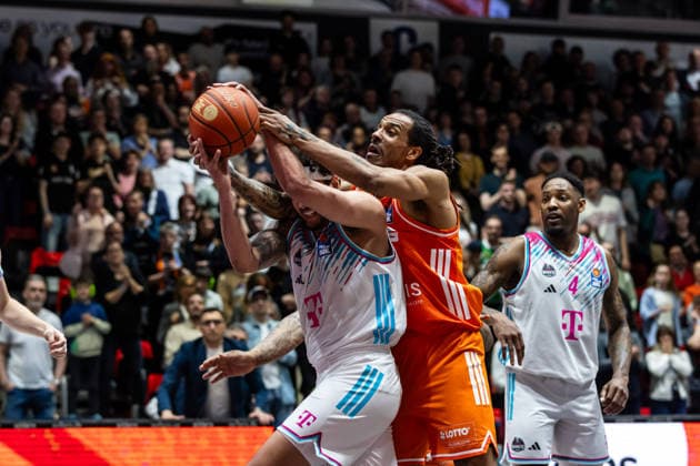 GER, easy Credit Basketball Bundesliga, Niners Chemnitz Telekom Baskets Bonn 04 04 2026, Messe, Chemnitz, GER, easy Credit Basketball Bundesliga, Niners Chemnitz Telekom Baskets Bonn Kevin Yebo Niners Chemnitz, 0 in duel against Michael Kessens Telekom Baskets Bonn, 6 Photo Alexander Trienitz Chemnitz Messe Sachsen Germany