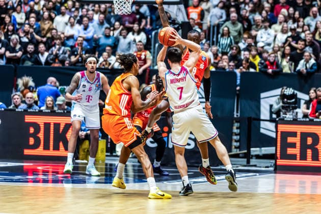 GER, easy Credit Basketball Bundesliga, Niners Chemnitz Telekom Baskets Bonn 04 04 2026, Messe, Chemnitz, GER, easy Credit Basketball Bundesliga, Niners Chemnitz Telekom Baskets Bonn Grayson Murphy Telekom Baskets Bonn, 7 in duel against Kevin Yebo Niners Chemnitz, 0 Photo Alexander Trienitz Chemnitz Messe Sachsen Germany