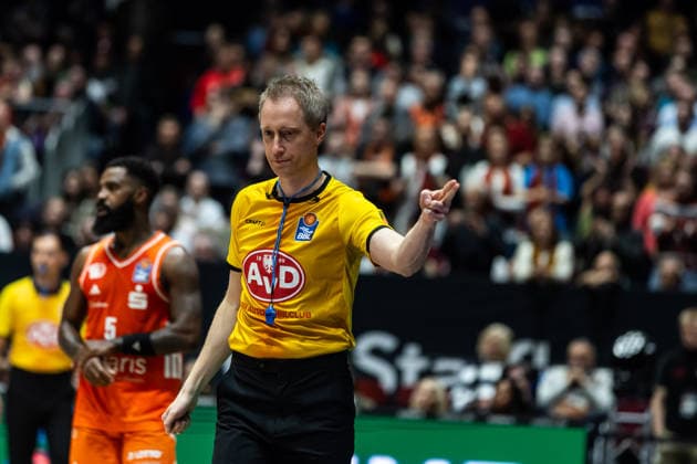 GER, easy Credit Basketball Bundesliga, Niners Chemnitz Telekom Baskets Bonn 04 04 2026, Messe, Chemnitz, GER, easy Credit Basketball Bundesliga, Niners Chemnitz Telekom Baskets Bonn Christof Madinger, referee gives hand signal Photo Alexander Trienitz Chemnitz Messe Sachsen Germany