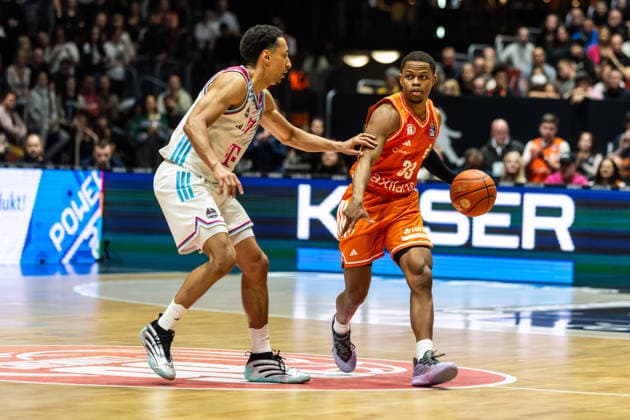 GER, easy Credit Basketball Bundesliga, Niners Chemnitz Telekom Baskets Bonn 04 04 2026, Messe, Chemnitz, GER, easy Credit Basketball Bundesliga, Niners Chemnitz Telekom Baskets Bonn Eric Washington Niners Chemnitz, 33 , Joel Aminu Telekom Baskets Bonn, 21 Foto Alexander Trienitz Chemnitz Messe Sachsen Germany