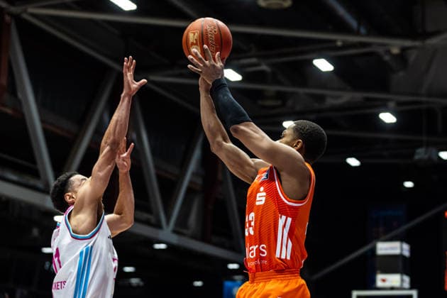 GER, easy Credit Basketball Bundesliga, Niners Chemnitz Telekom Baskets Bonn 04 04 2026, Messe, Chemnitz, GER, easy Credit Basketball Bundesliga, Niners Chemnitz Telekom Baskets Bonn Eric Washington Niners Chemnitz, 33 , Joel Aminu Telekom Baskets Bonn, 21 Foto Alexander Trienitz Chemnitz Messe Sachsen Germany