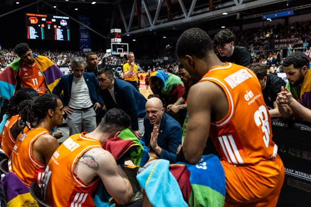 GER, easy Credit Basketball Bundesliga, Niners Chemnitz Telekom Baskets Bonn 04 04 2026, Messe, Chemnitz, GER, easy Credit Basketball Bundesliga, Niners Chemnitz Telekom Baskets Bonn Rodrigo Pastore Head Coach , Niners Chemnitz talks to his players Photo Alexander Trienitz Chemnitz Messe Sachsen Germany