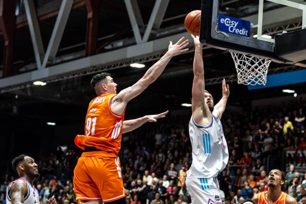 GER, easy Credit Basketball Bundesliga, Niners Chemnitz Telekom Baskets Bonn 04 04 2026, Messe, Chemnitz, GER, easy Credit Basketball Bundesliga, Niners Chemnitz Telekom Baskets Bonn Yordan Minchev Niners Chemnitz, 91 , Melvin Jostmann Telekom Baskets Bonn, 12 Photo Alexander Trienitz Chemnitz Messe Sachsen Germany