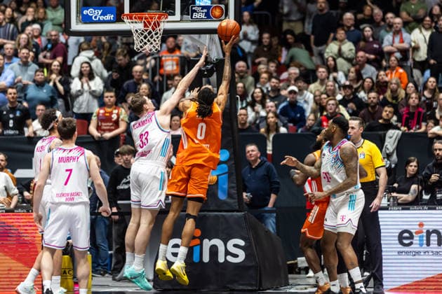 GER, easy Credit Basketball Bundesliga, Niners Chemnitz Telekom Baskets Bonn 04 04 2026, Messe, Chemnitz, GER, easy Credit Basketball Bundesliga, Niners Chemnitz Telekom Baskets Bonn Kevin Yebo Niners Chemnitz, 0 , Patrick Heckmann Telekom Baskets Bonn, 33 Photo Alexander Trienitz Chemnitz Messe Sachsen Germany