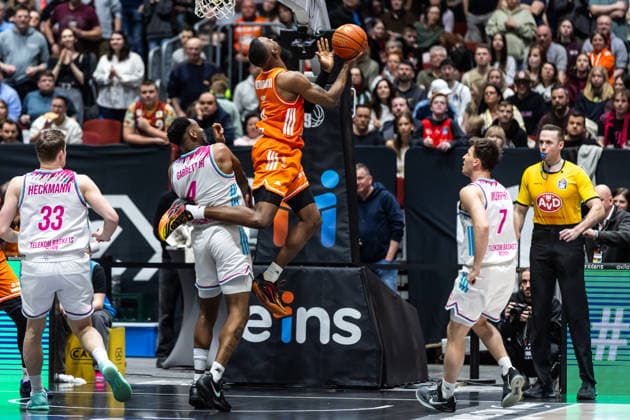 GER, easy Credit Basketball Bundesliga, Niners Chemnitz Telekom Baskets Bonn 04 04 2026, Messe, Chemnitz, GER, easy Credit Basketball Bundesliga, Niners Chemnitz Telekom Baskets Bonn John Edward Newman III Niners Chemnitz, 9 , Jeff Garrett Jr Telekom Baskets Bonn, 4 Photo Alexander Trienitz Chemnitz Messe Sachsen Germany