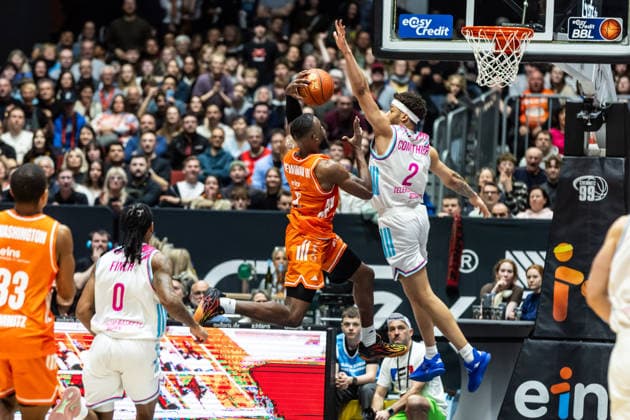 GER, easy Credit Basketball Bundesliga, Niners Chemnitz Telekom Baskets Bonn 04 04 2026, Messe, Chemnitz, GER, easy Credit Basketball Bundesliga, Niners Chemnitz Telekom Baskets Bonn John Edward Newman III Niners Chemnitz, 9 in duel against Alijah Comithier Telekom Baskets Bonn, 2 Photo Alexander Trienitz Chemnitz Messe Sachsen Germany