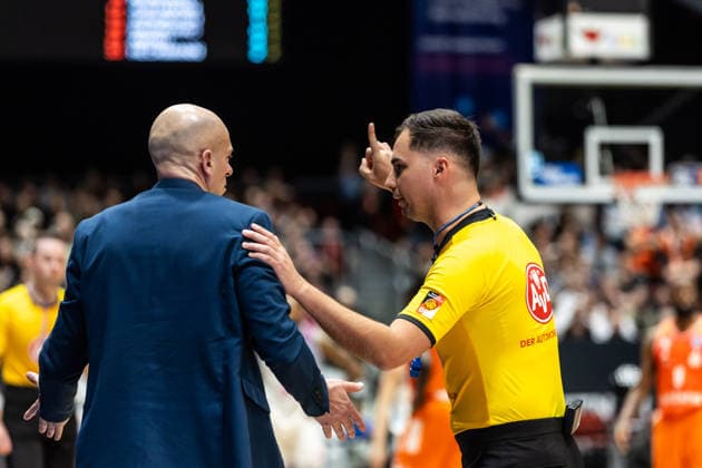 GER, easy Credit Basketball Bundesliga, Niners Chemnitz Telekom Baskets Bonn 04 04 2026, Messe, Chemnitz, GER, easy Credit Basketball Bundesliga, Niners Chemnitz Telekom Baskets Bonn Rodrigo Pastore Head Coach , Niners Chemnitz talks to Nermin Hodzic, Referee Photo Alexander Trienitz Chemnitz Messe Saxony Germany